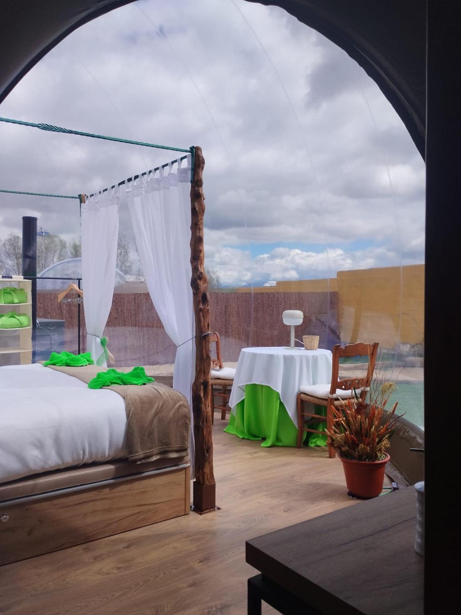 Cosmoveros - Hotel Burbuja Pedraza ภายนอก รูปภาพ