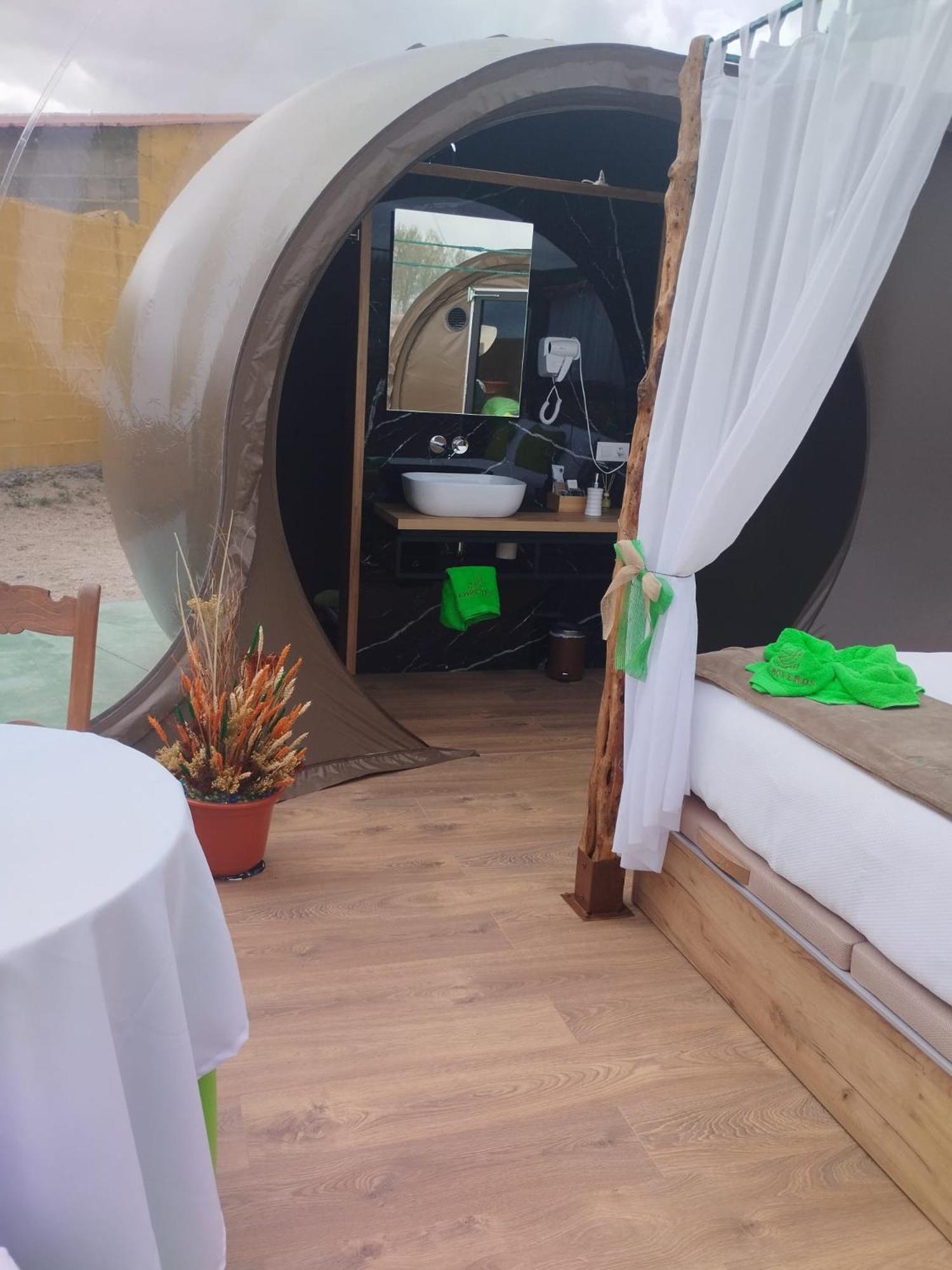 Cosmoveros - Hotel Burbuja Pedraza ภายนอก รูปภาพ