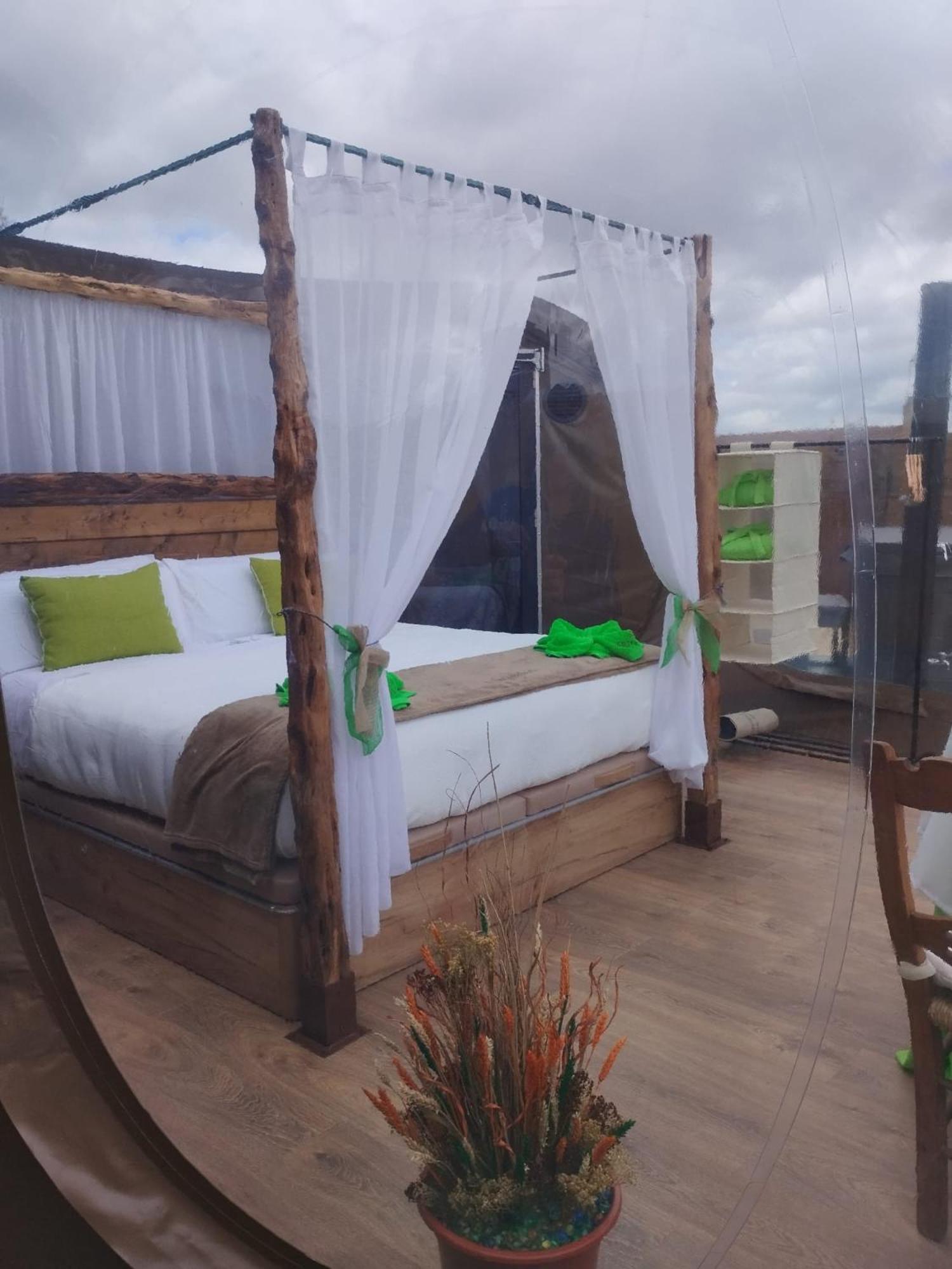 Cosmoveros - Hotel Burbuja Pedraza ภายนอก รูปภาพ