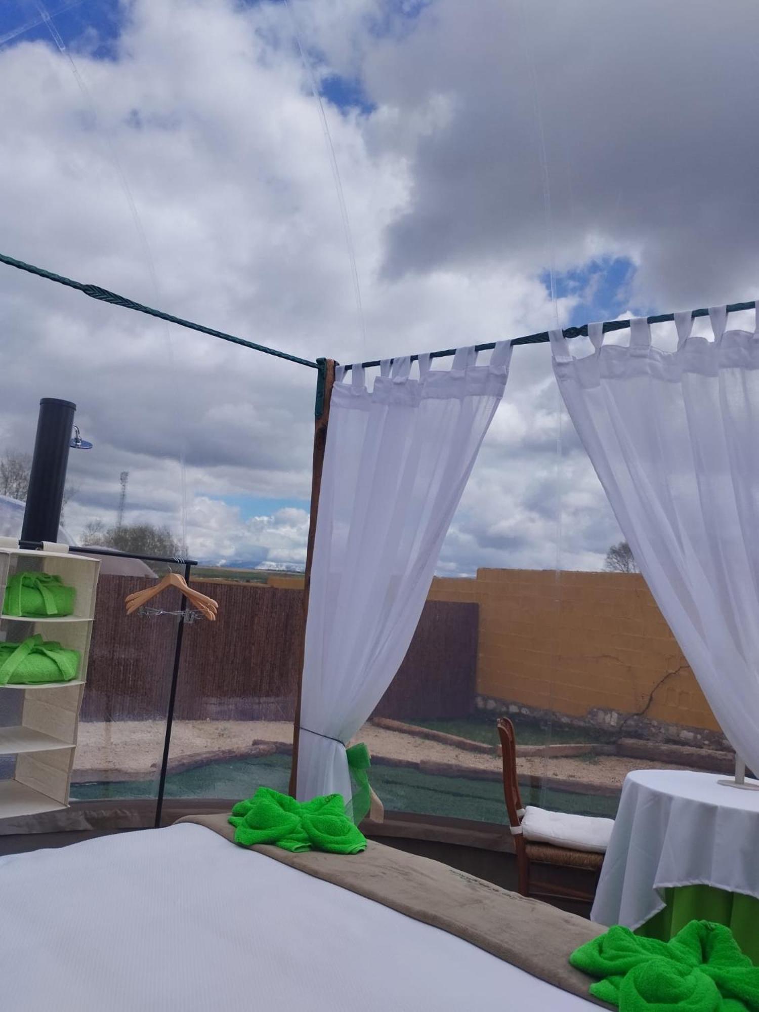 Cosmoveros - Hotel Burbuja Pedraza ภายนอก รูปภาพ