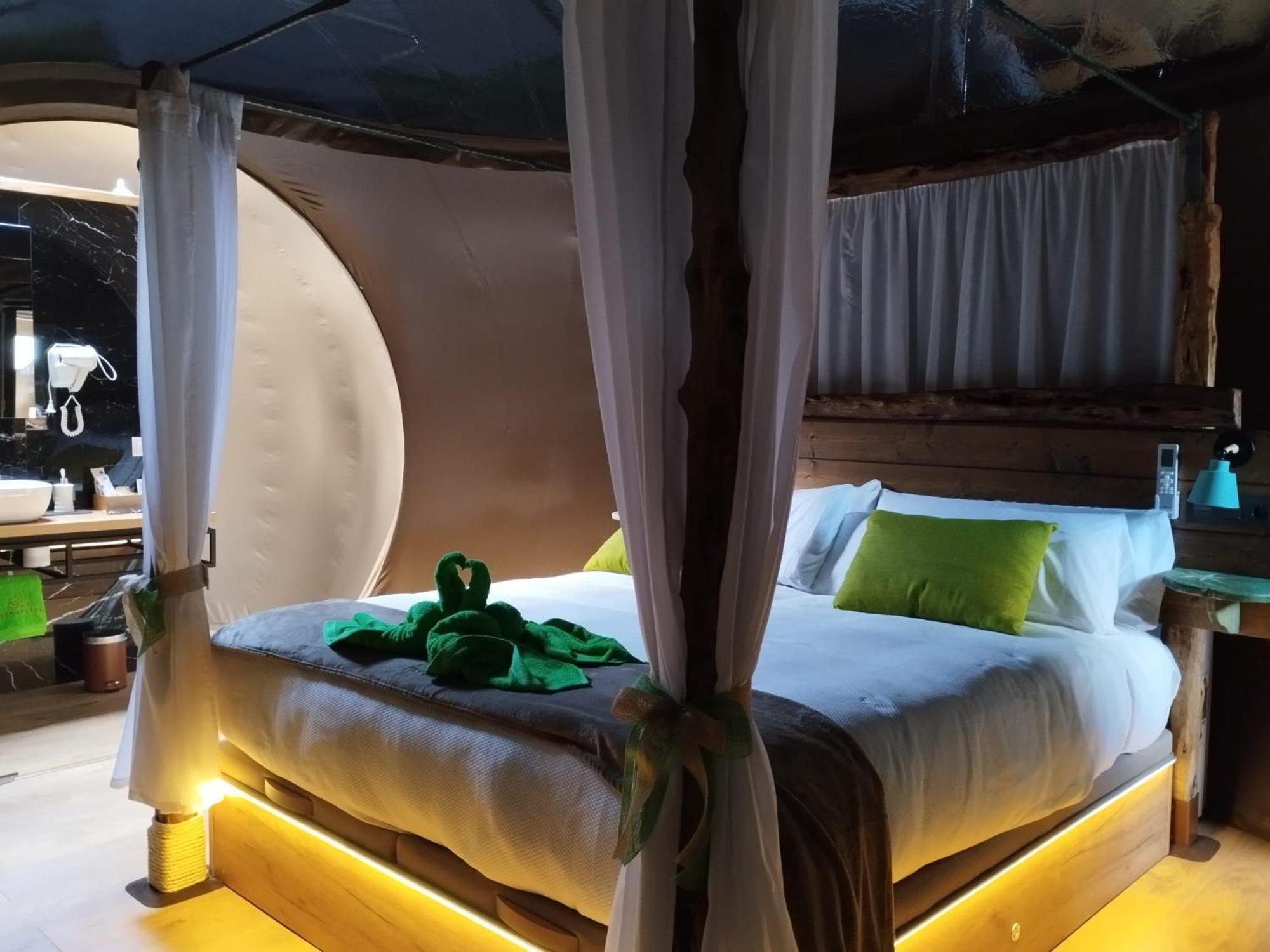 Cosmoveros - Hotel Burbuja Pedraza ภายนอก รูปภาพ
