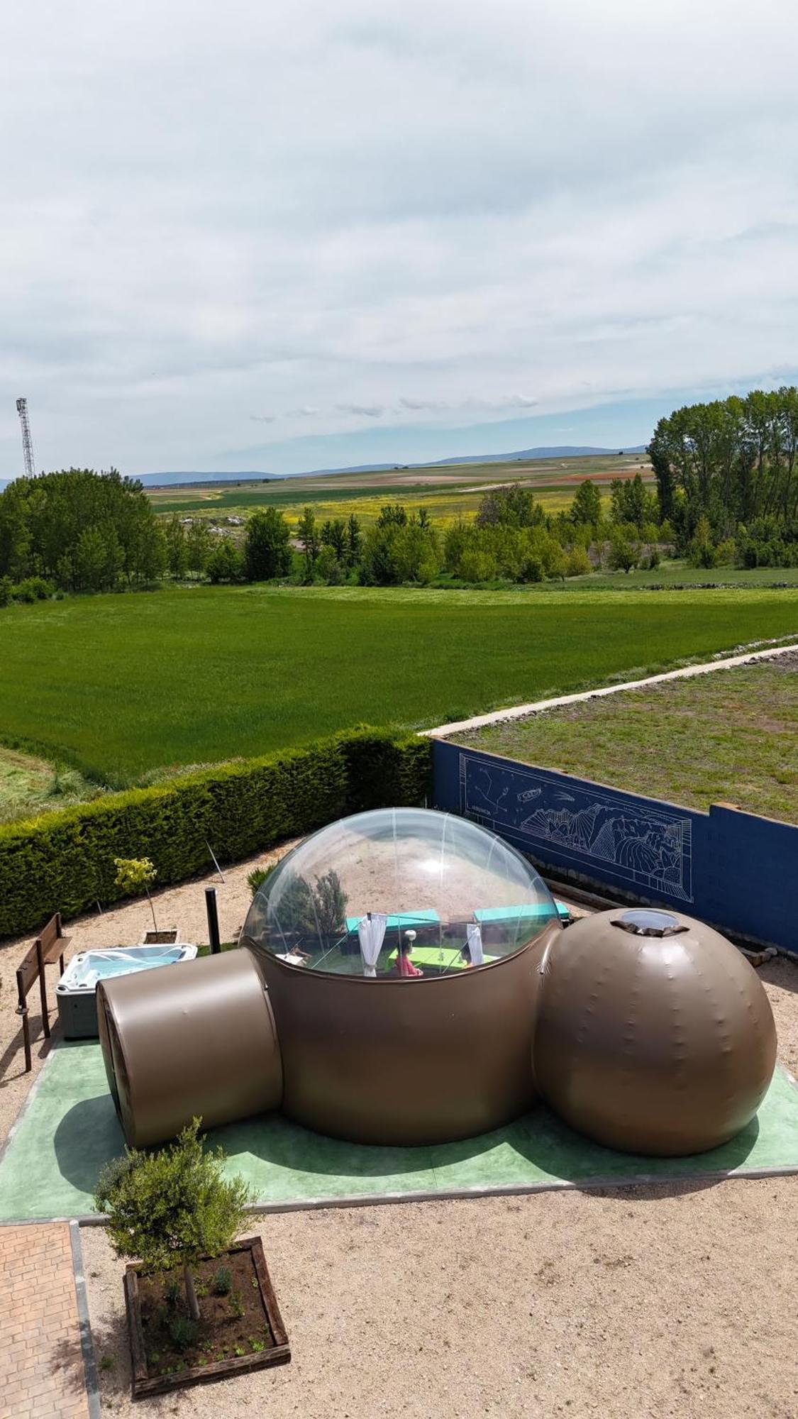 Cosmoveros - Hotel Burbuja Pedraza ภายนอก รูปภาพ
